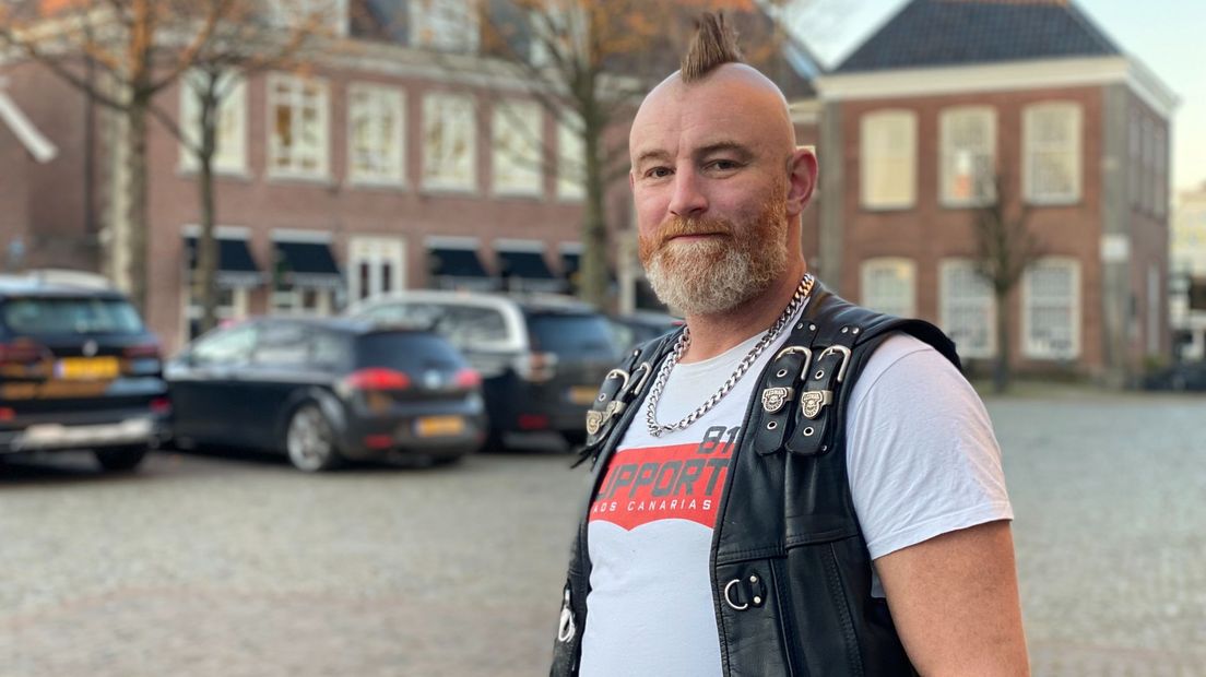 Prins Carnaval van Ootmarsum Marco Scholte maakt zich sterk voor het behoud van de parkeervergunningen voor bewoners aan het Kerkplein.