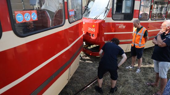 Bliksem slaat in bij tram, voertuig valt midden op de weg stil Home