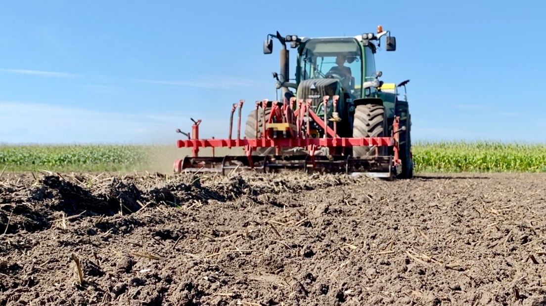 Een tractor op het land
