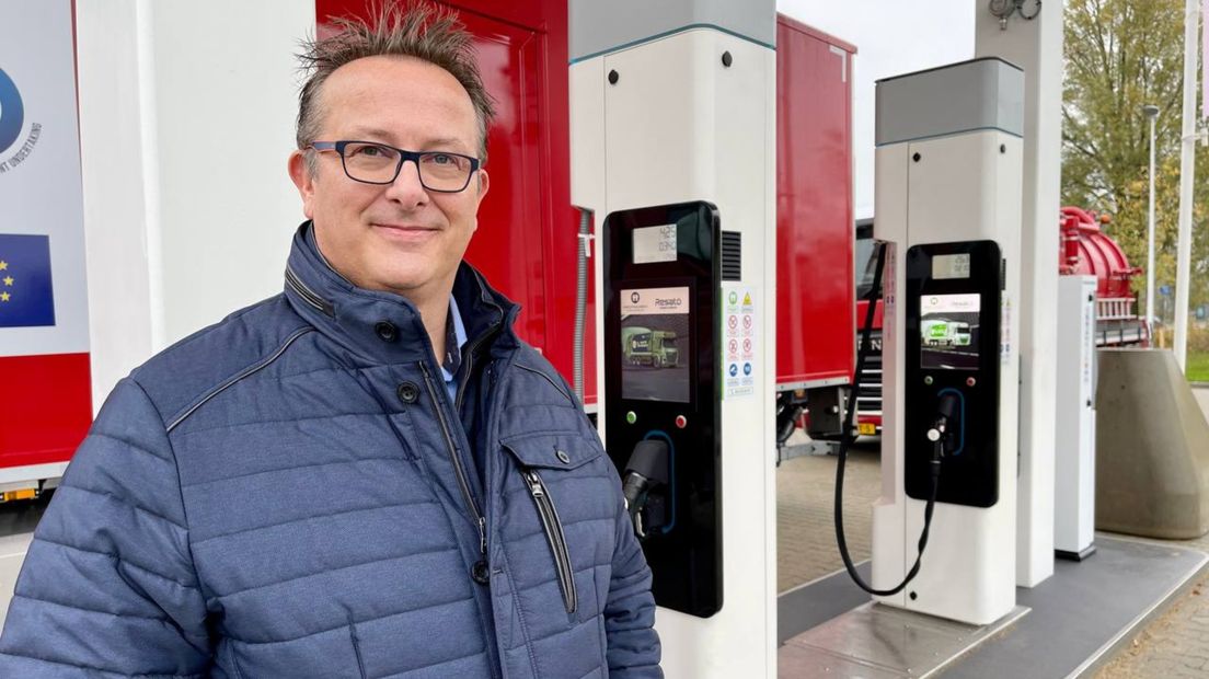 Carl Holthausen bij het waterstoftankstation