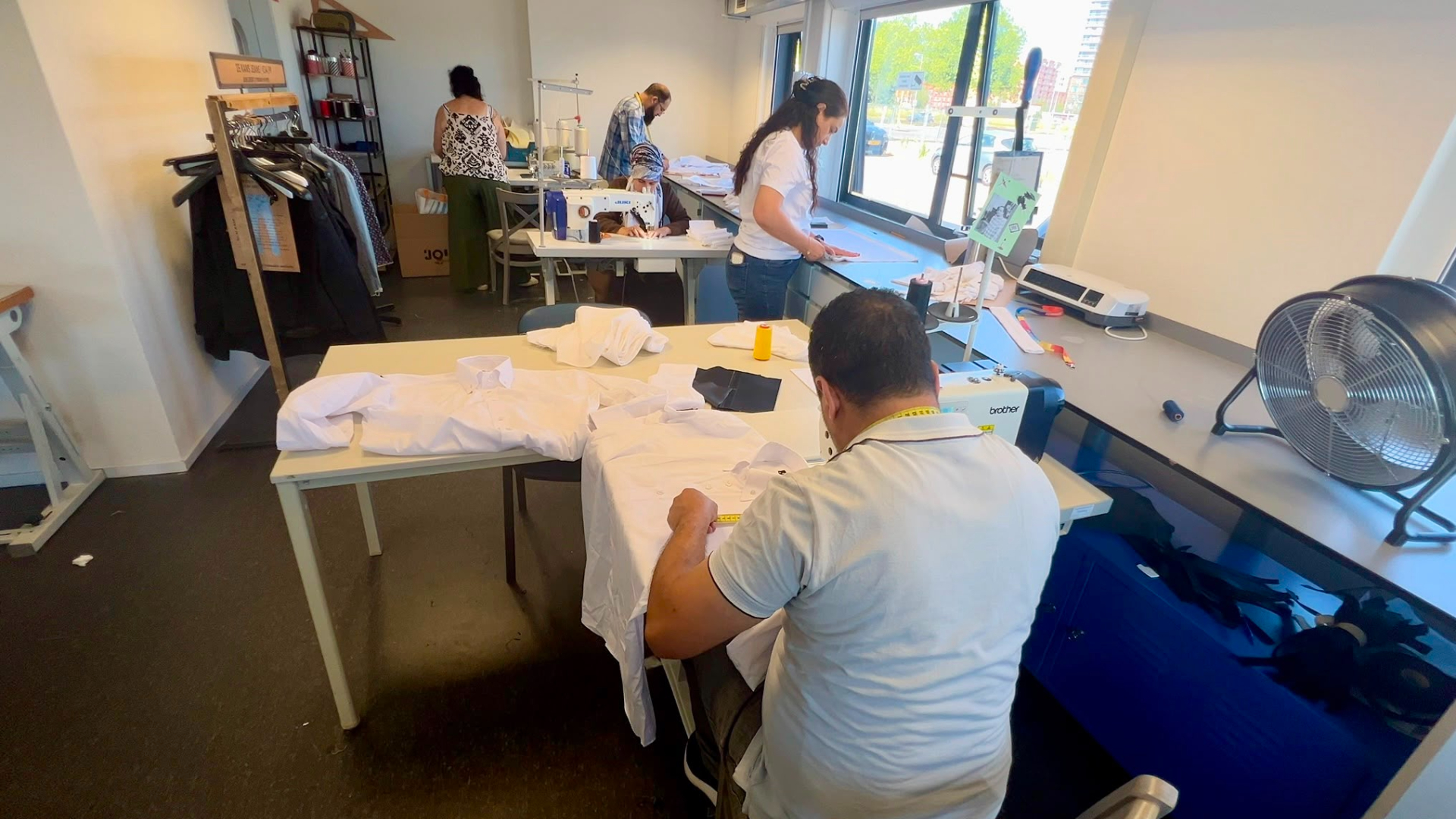 Mensen met verschillende achtergronden werken in het textielatelier.