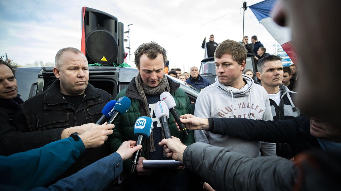 Omdat ze geen zendtijd van de NOS kregen, hebben demonstrerende boeren een verklaring afgelegd buiten het omroepgebouw op het Mediapark in Hilversum.  Ze willen 'meer respect en minder regels'.