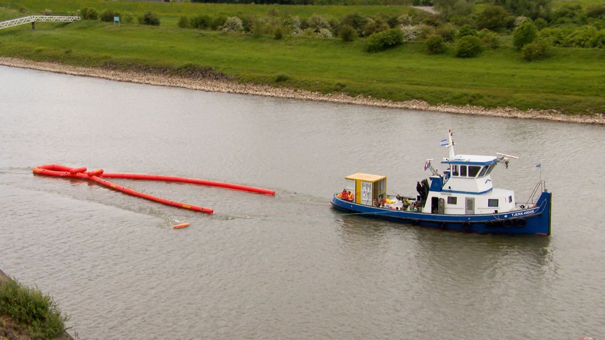 Rijkswaterstaat gooit houtsnippers in de Waal om bestrijding van olievlekken te oefenen