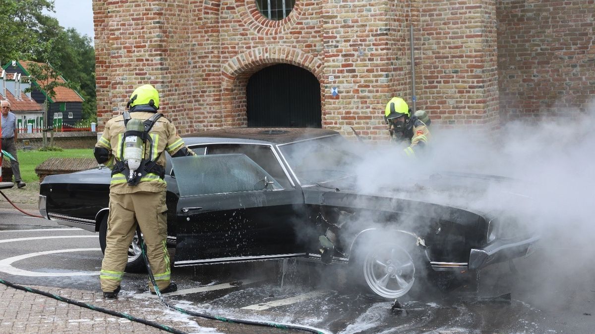 Mooiste dag van het leven van bruidspaar bijna verpest door brandende trouwauto