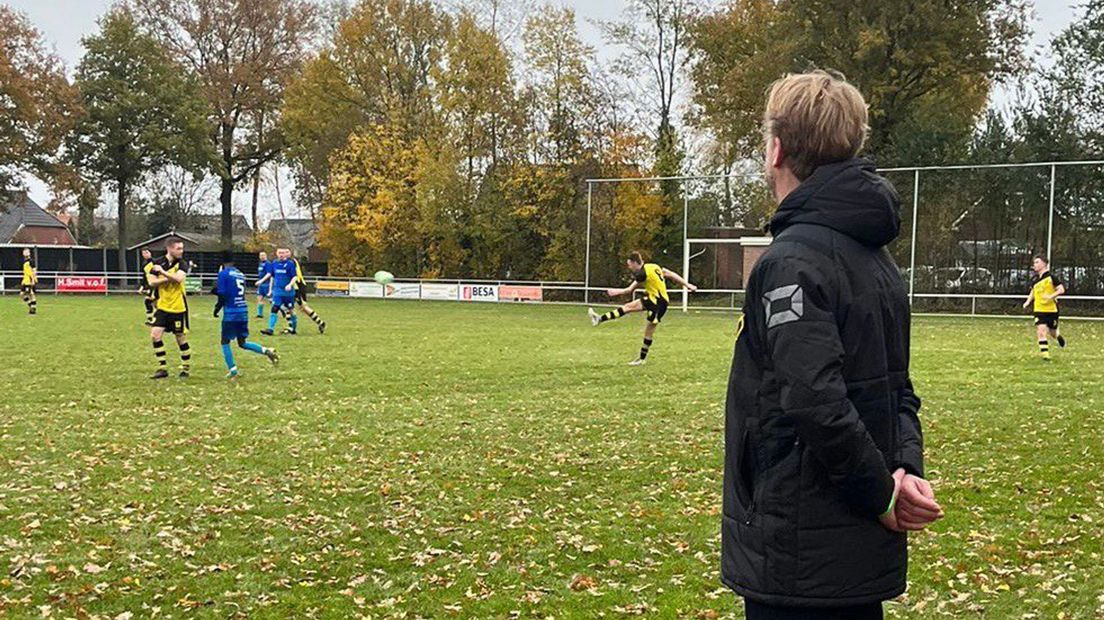 Gert Bijker, trainer van Buinen, kijkt tevreden toe hoe zijn ploeg de buurman verpulvert