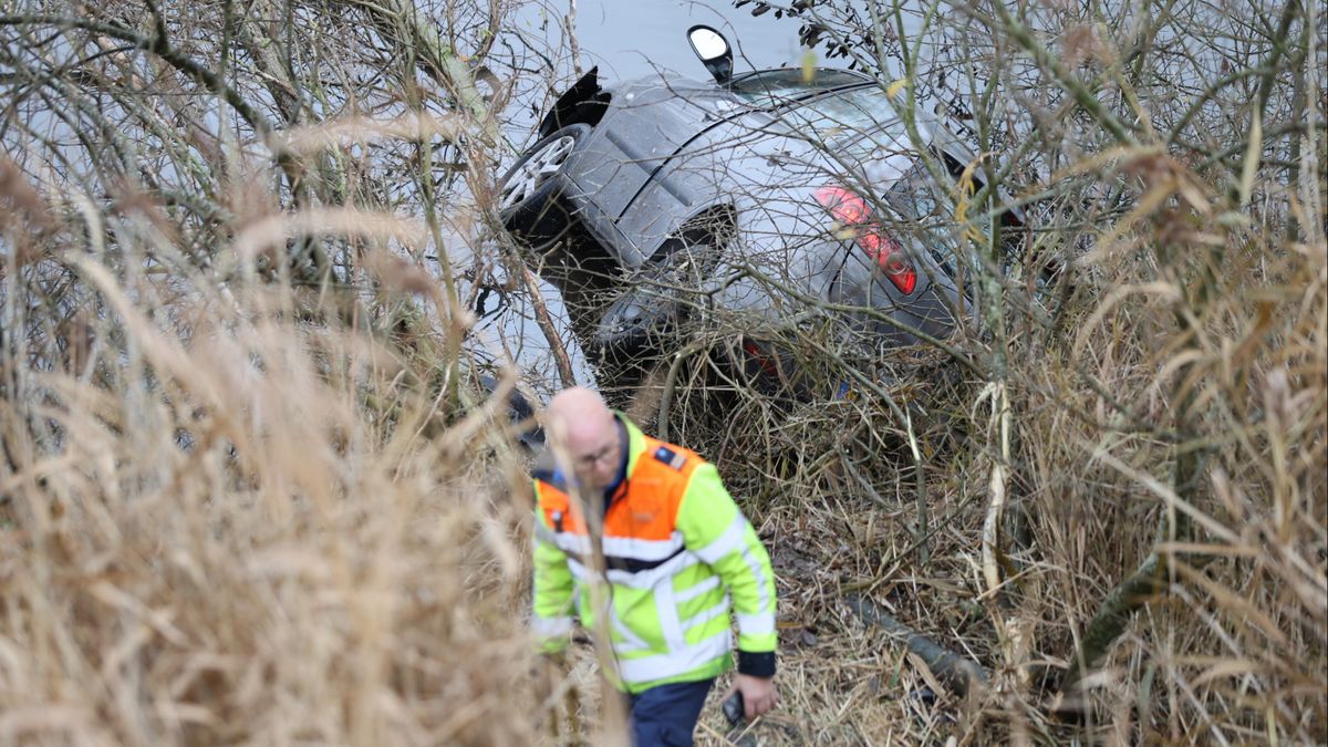 Automobilist wil snelweg oprijden, maar belandt in sloot