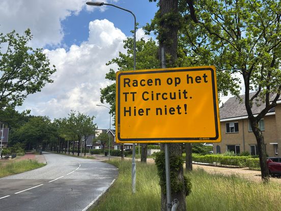 Ludieke verkeersborden in Assen: 'Ik vrees dat je moet omkeren om het te snappen'