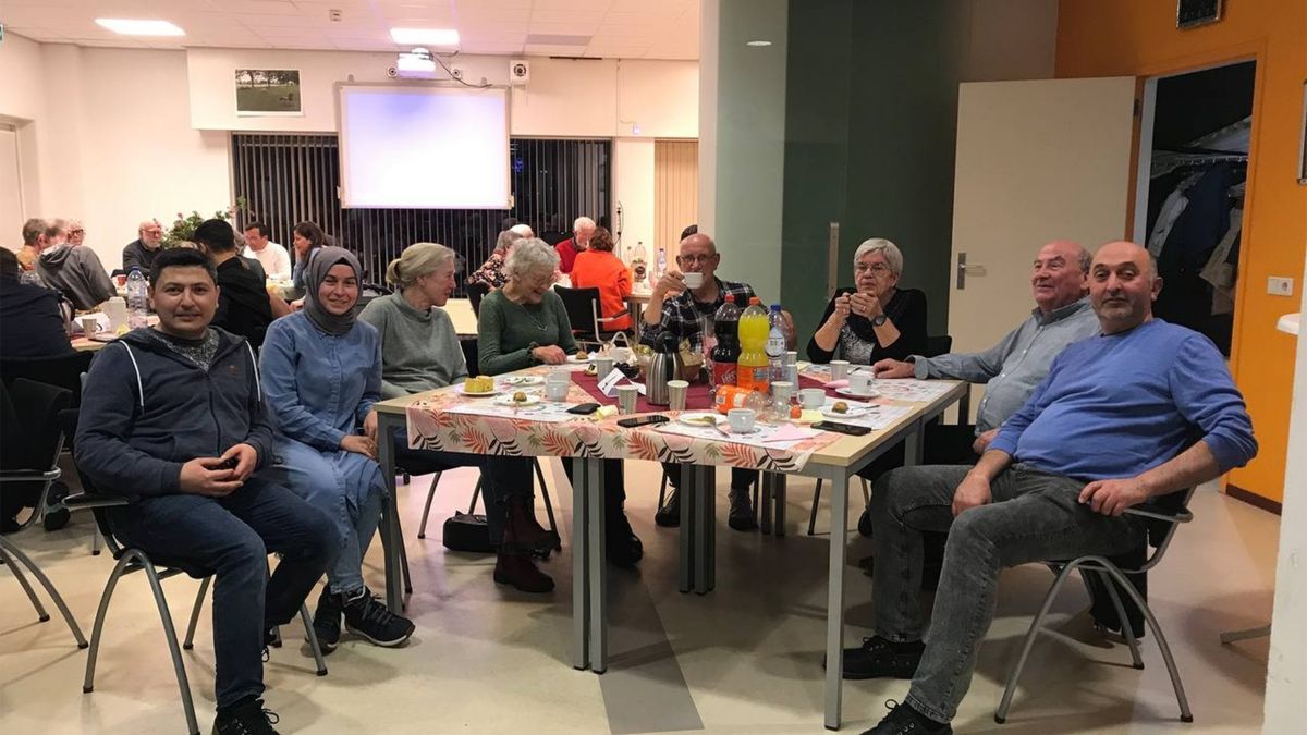 Iftar in Musselkanaal brengt nationaliteiten in roerige tijd bij elkaar: ‘Het gebed verbindt ons’