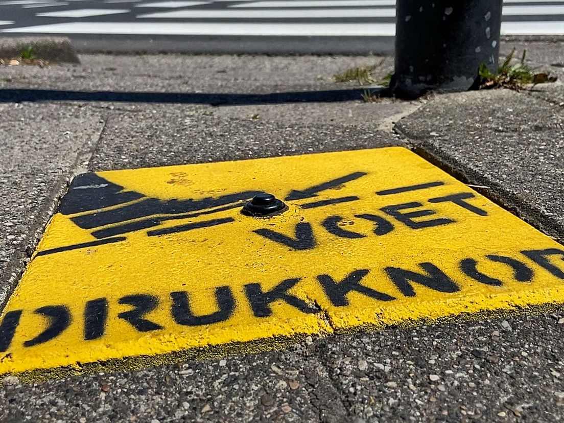 Behalve de handdrukknop nu ook voetdrukknoppen op drukke oversteekplaatsen in Schiedam