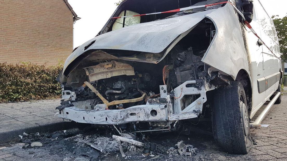 Inwoners van Zuilichem zijn in de laatste week al tien keer opgeschrikt door brand. Ook afgelopen nacht was het raak, een bestelbus ging in vlammen op. 'Je weet niet waar je je eigen auto moet parkeren,' vertelt een buurtbewoner.