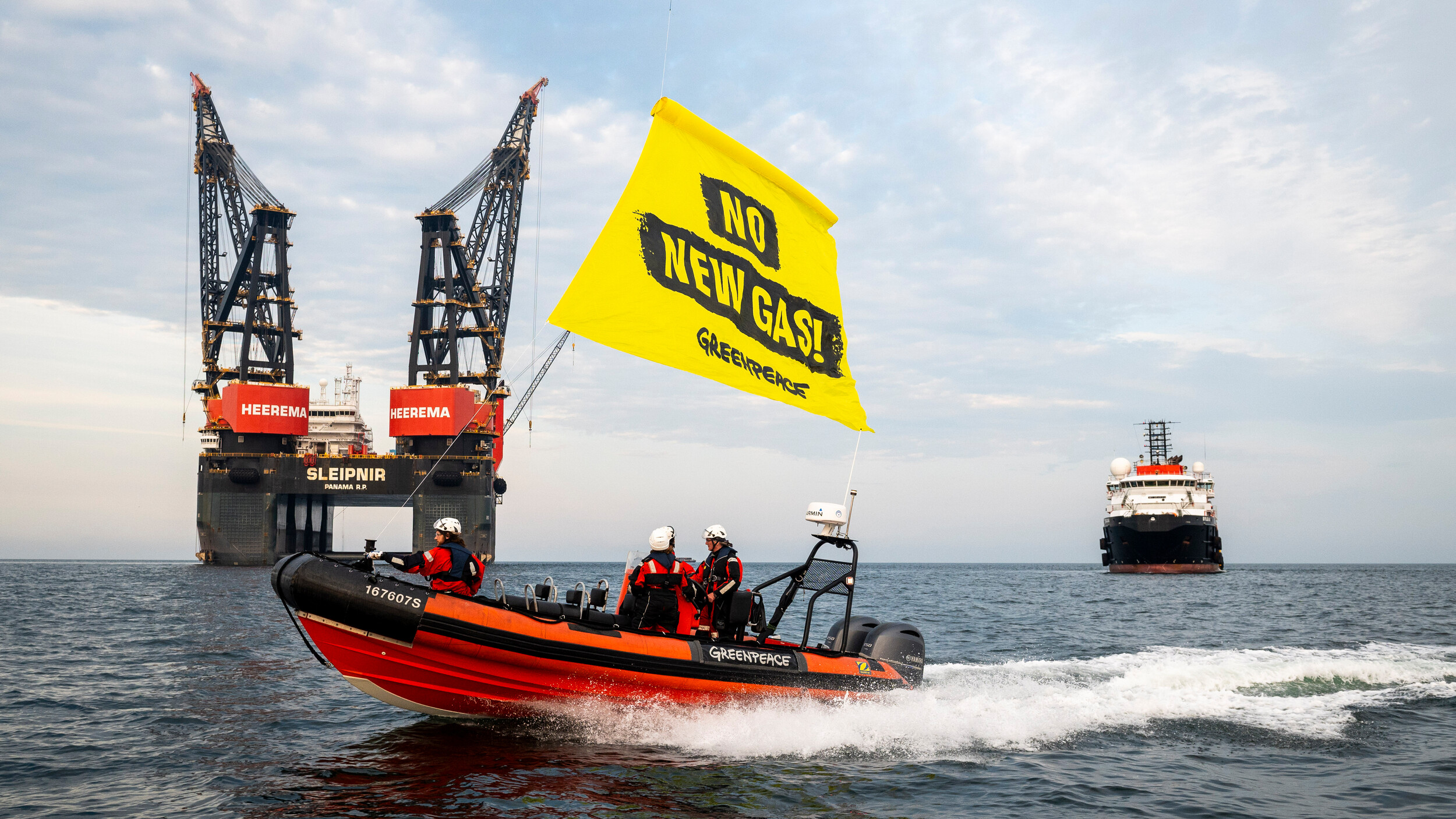 112-nijs 1 augustus: Ein oan aksje Greenpeace boppe Skiermûntseach