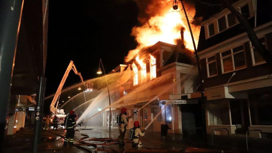 De brandweer zet alle zeilen bij om de brand in het café onder controle te krijgen