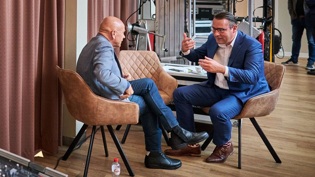 Richard de Mos (R) en Peter Plasman voorafgaand aan de persconferentie maandagochtend.