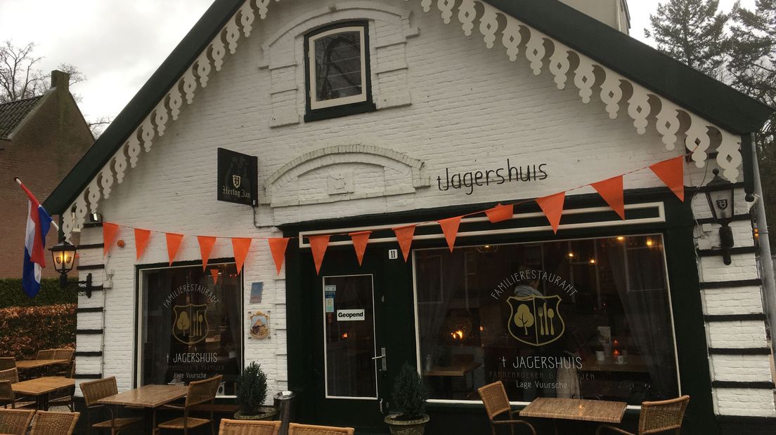 Bij 't Jagershuis zijn oranje slingers opgehangen.