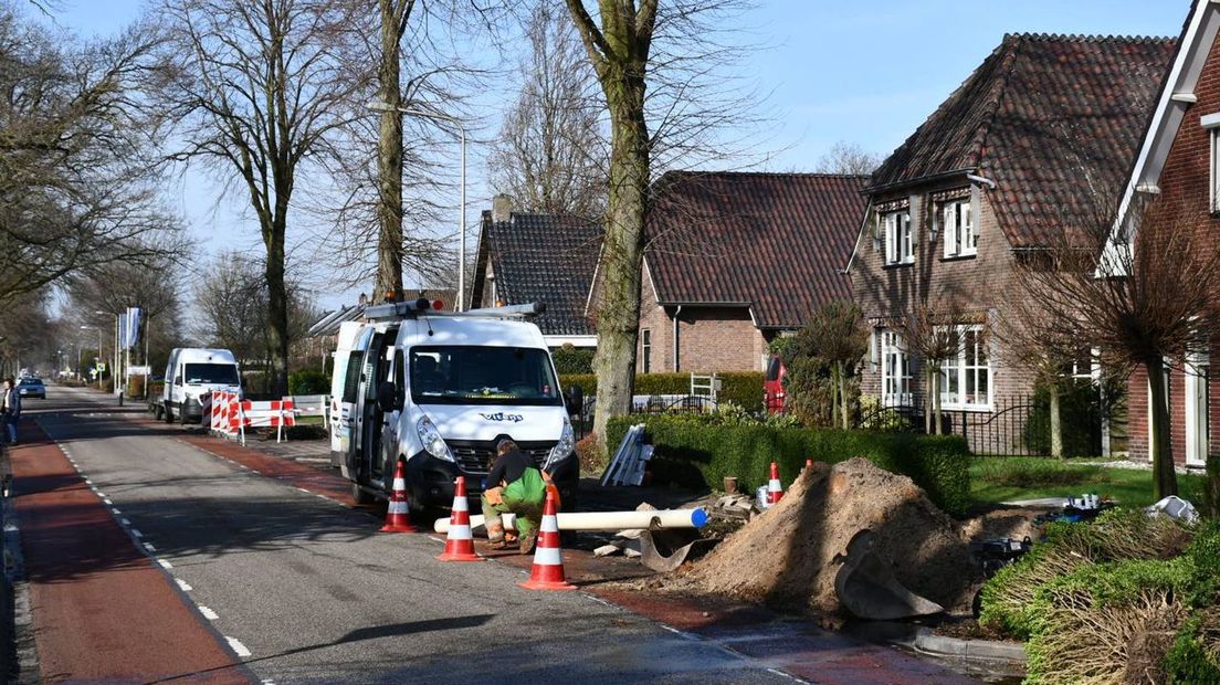 Monteurs zijn bezig de storing te verhelpen.