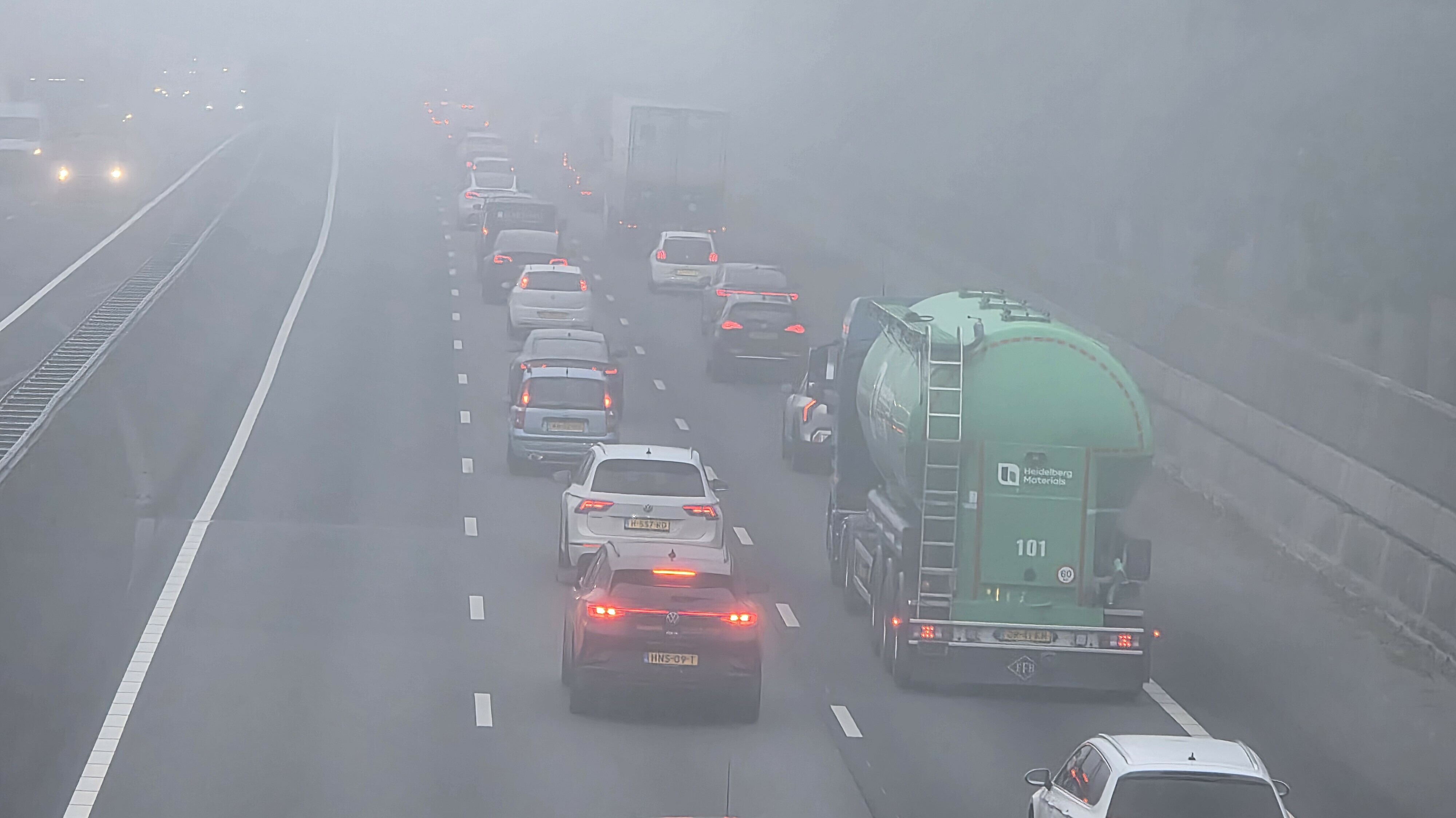 Drukke ochtendspits op mistige morgen, A28 weer vrijgegeven na ongeluk