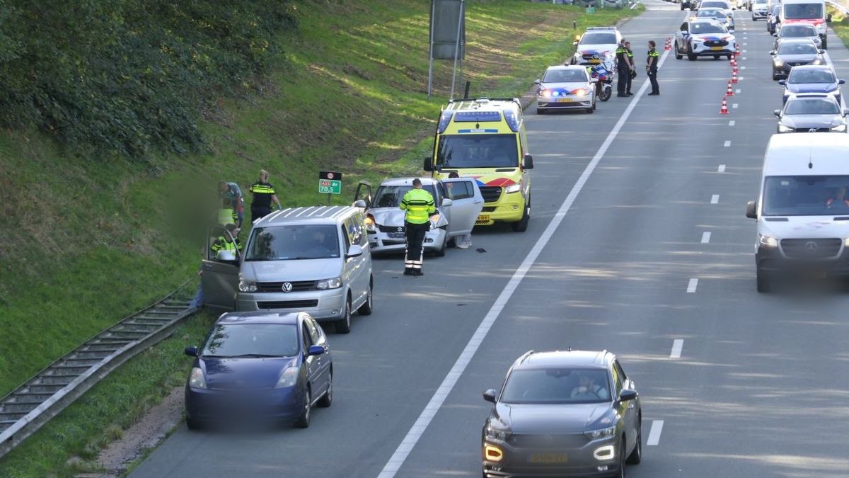 112 Nieuws: Fietsster gewond in Hasselt | Man onder auto in Losser, buren schieten te hulp