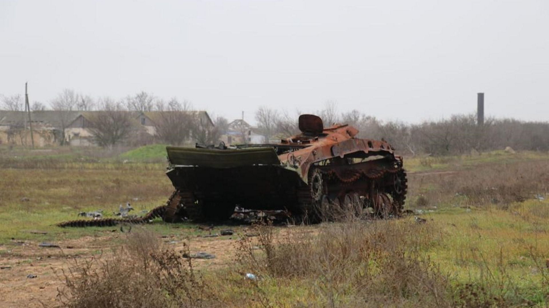 Een kapotte tank in Oekraïne