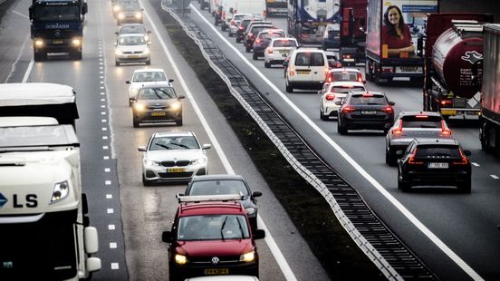 Ongelukken leiden tot forse vertraging op A12 en A1. Ongelukken leiden tot forse vertraging op A12 en A1.