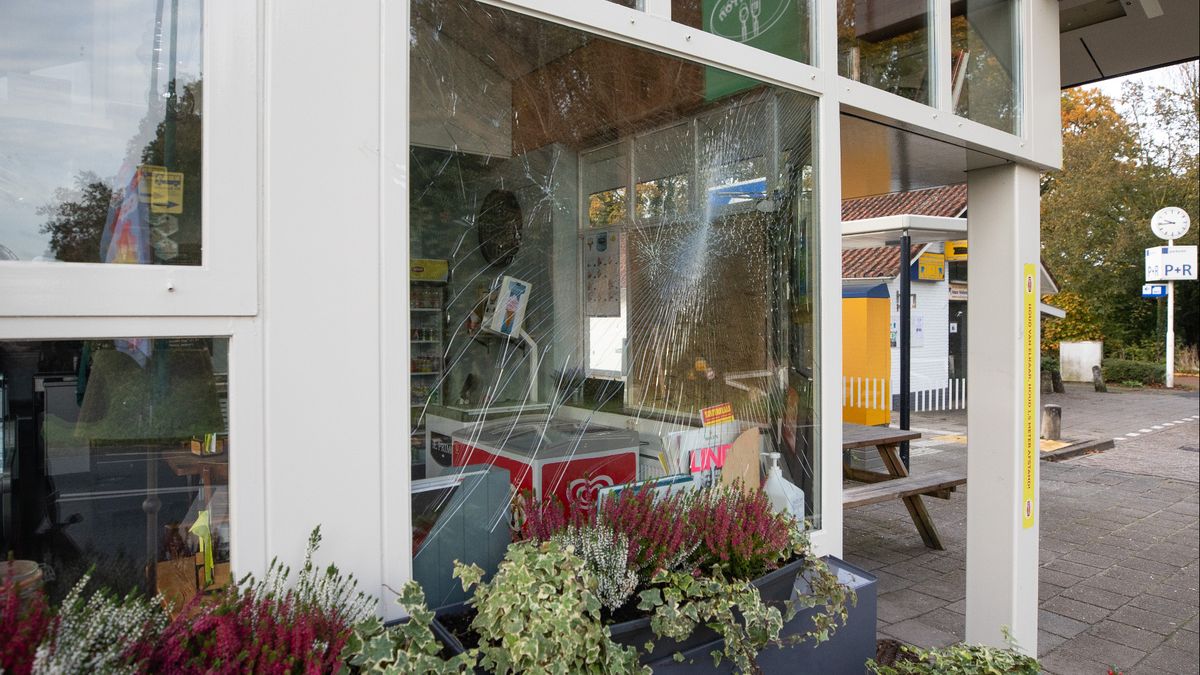 Verwarde man richt ravage aan met AED op station Hollandsche Rading: 'Defibrillator door raam lunchr