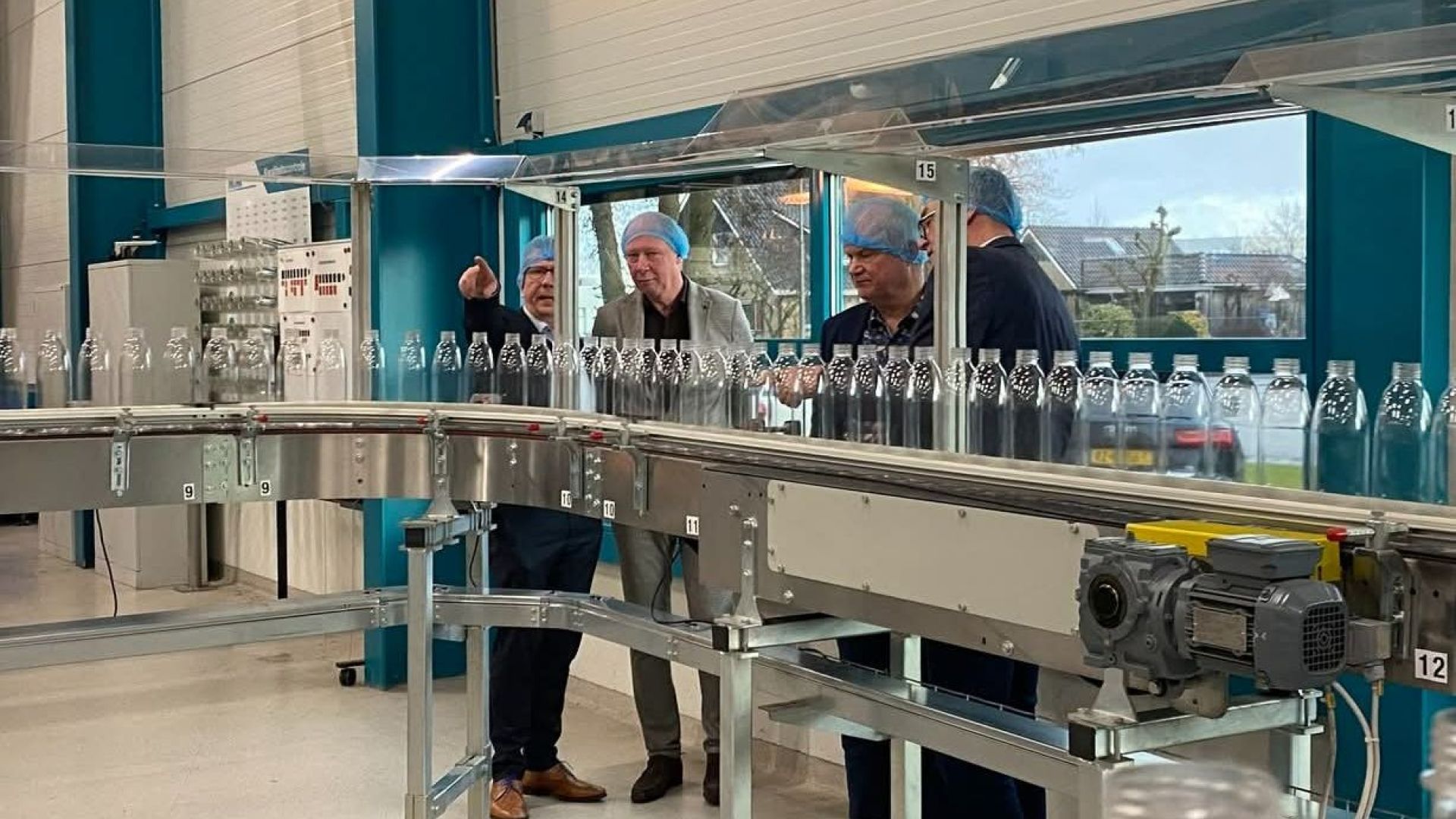 Zeven miljoen flessen passeren wekelijks deze band.