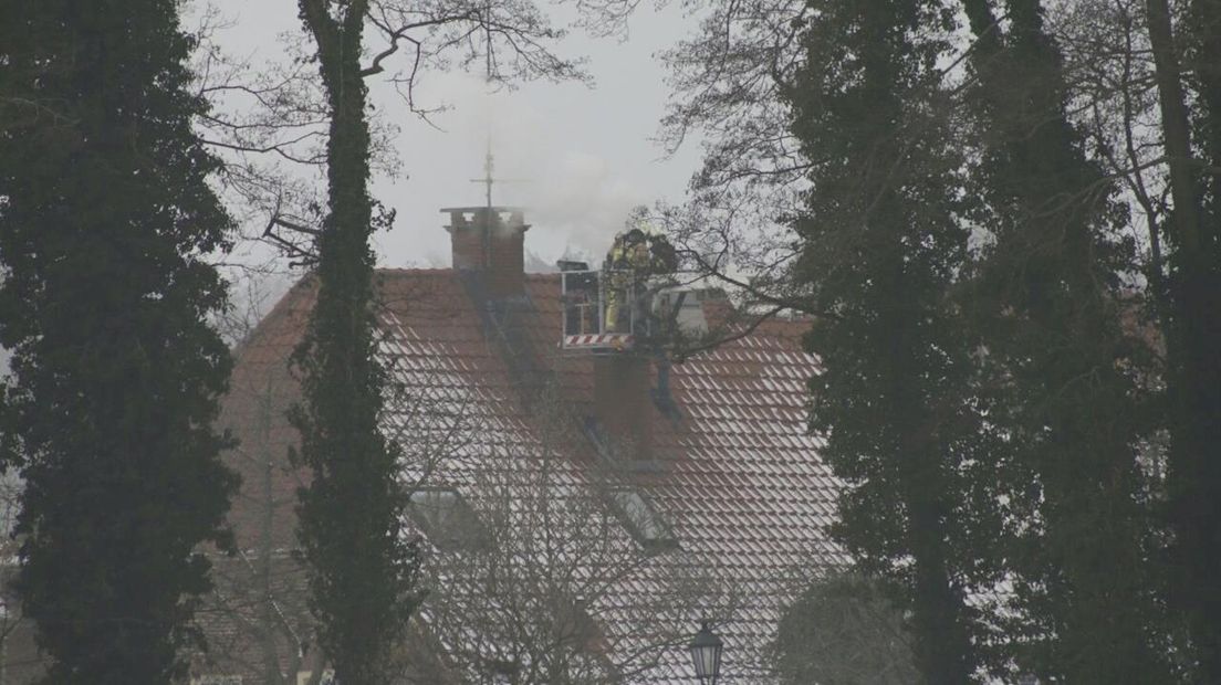 Brandweer inspecteert schoorsteen