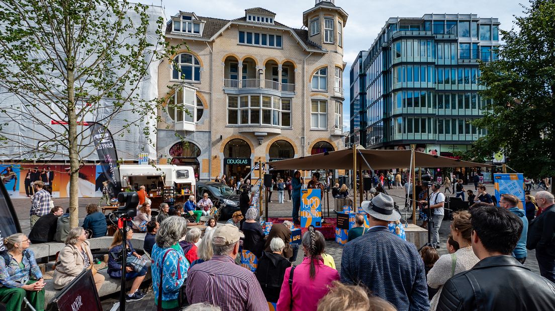Opening 1000 Dichters marathon op het Vredenburgplein in Utrecht