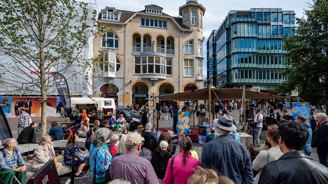 Opening 1000 Dichters marathon op het Vredenburgplein in Utrecht