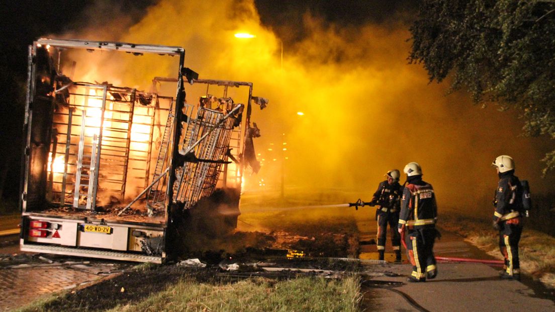 Vrachtwagentrailer uitgebrand op Veurseweg in Voorschoten.