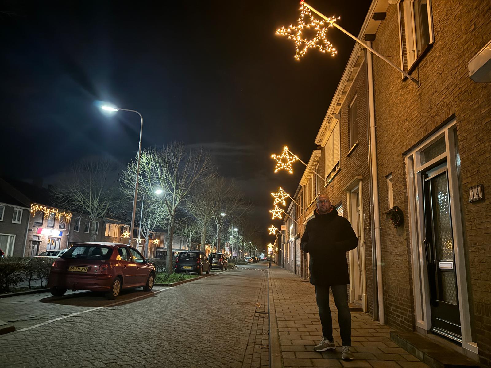 Honderden kerststerren schitteren aan gevels in Zeeuws-Vlaanderen: 'Het ziet er zo gezellig uit!'