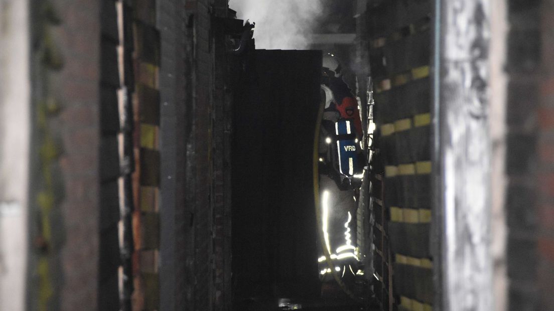 De brandweer is op zoek naar de oorzaak van de brand (Rechten: Persbureau Meter)