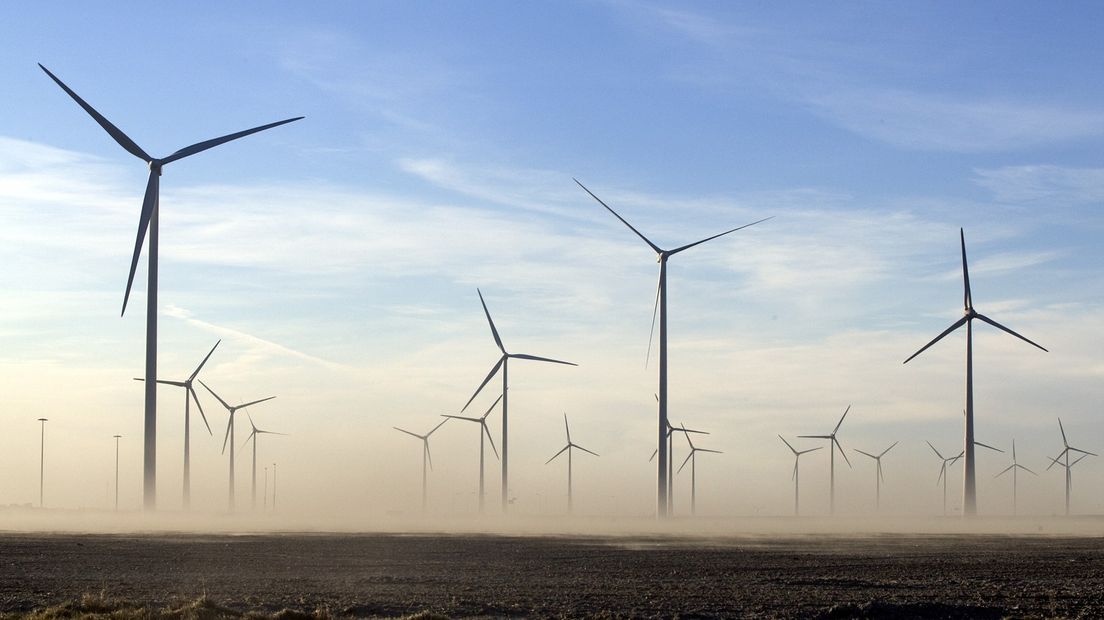 Windmolens in de mist