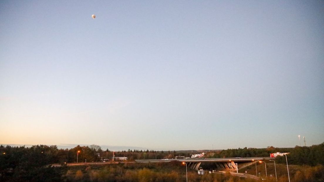 Het luchtballonetje boven de snelweg.