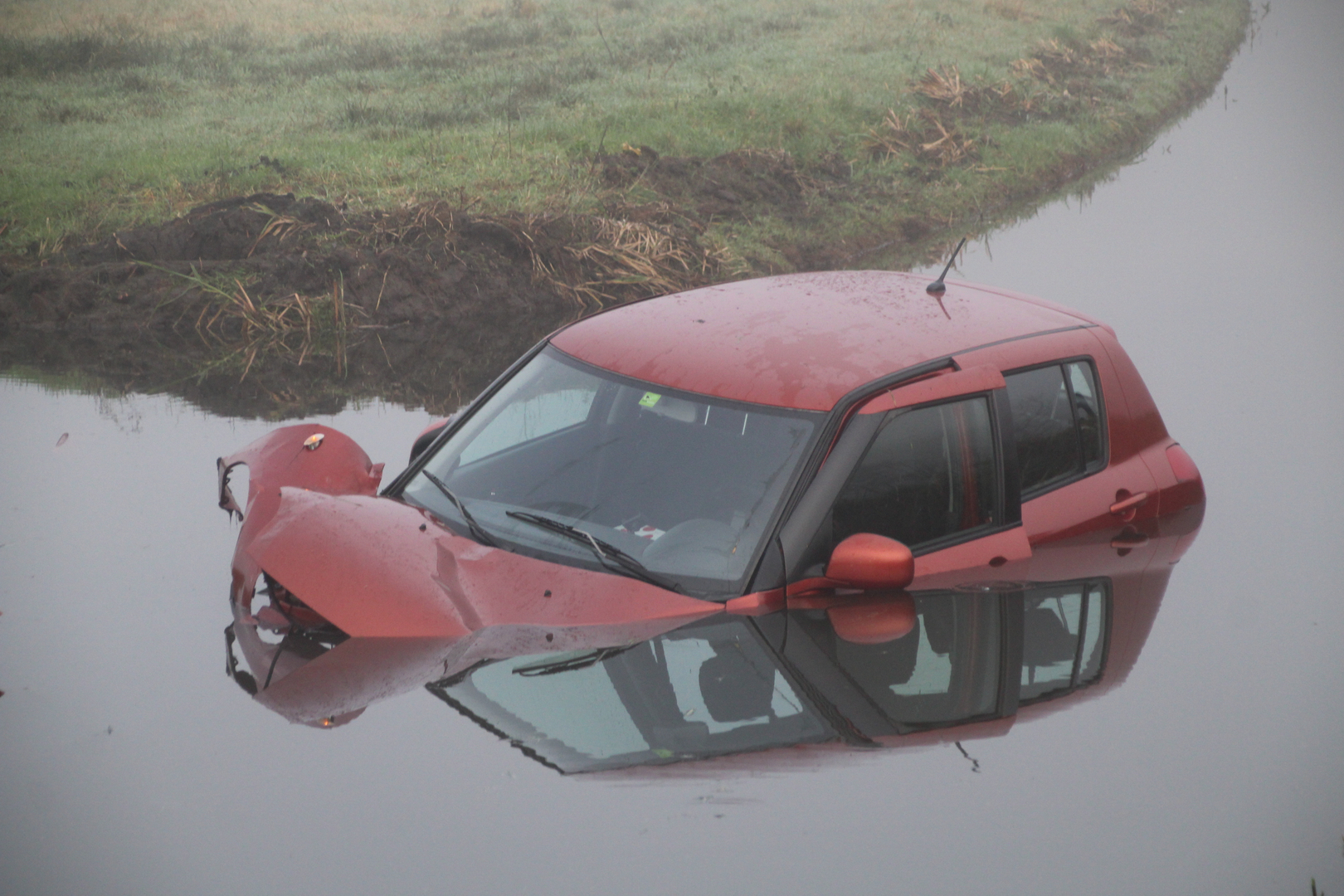 Het is niet duidelijk hoe de auto van de weg kon raken.