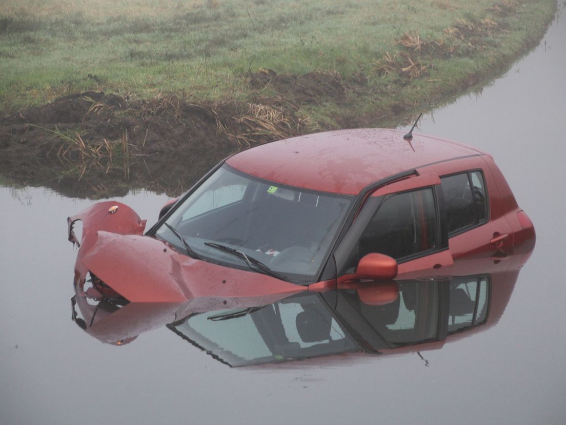Het is niet duidelijk hoe de auto van de weg kon raken.
