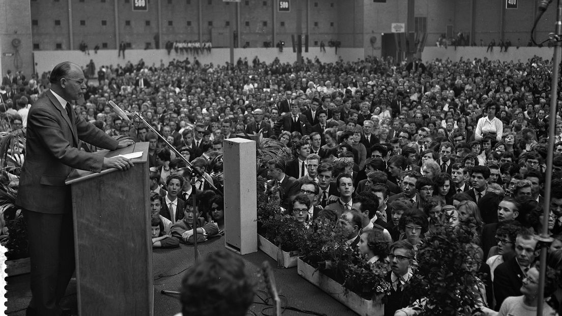 1965: Politiek met minister Vondeling en PvdA-leden.