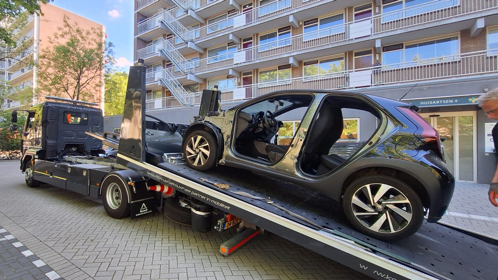 Auto gestript in Schiedam: deuren en motorkap gestolen