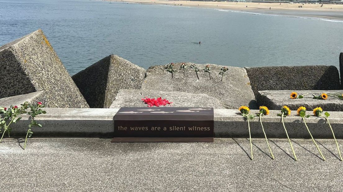 'The waves are a silent witness' staat op het monument voor de slachtoffers van het surfdrama