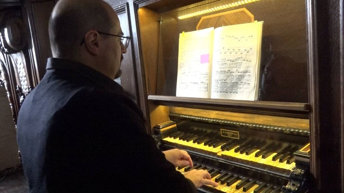 Manuel Romadin bespeelt het beroemde Hingsz-orgel in Leens