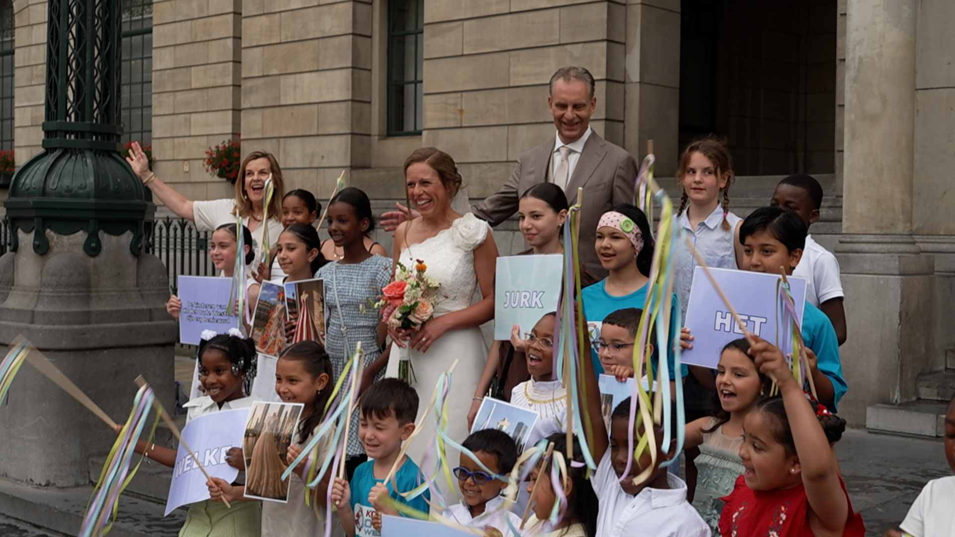 Burgemeester Carola Schouten en de kinderen van KC Het Oude Westen.