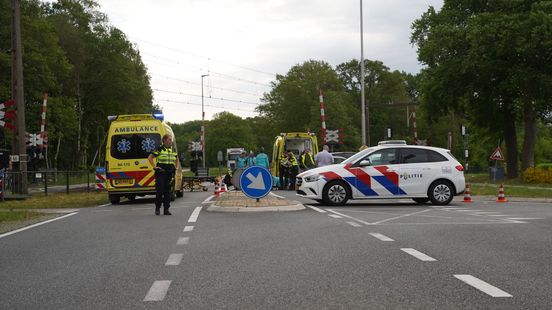 Fietser zwaargewond door ernstige aanrijding bij Bathmen. Fietser zwaargewond door ernstige aanrijding bij Bathmen.