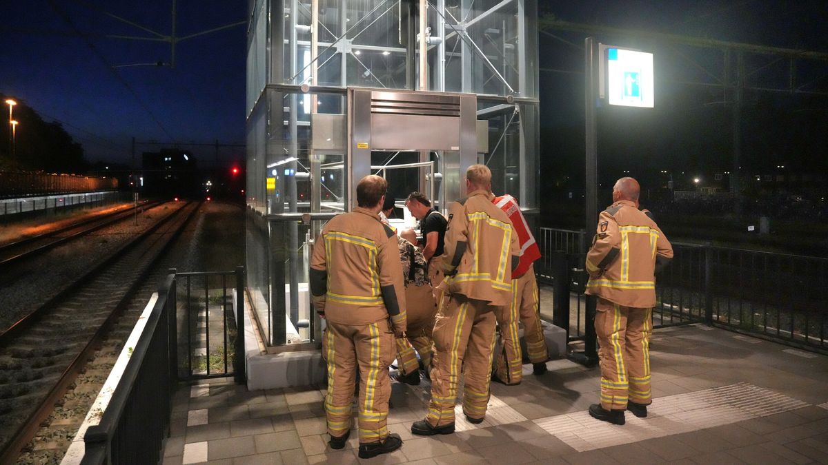Man bevrijd uit stationslift Meppel