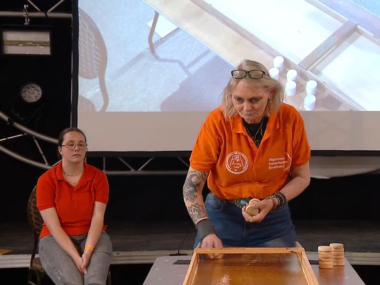 Elly Mensen grijpt wereldtitel sjoelen in eigen huis