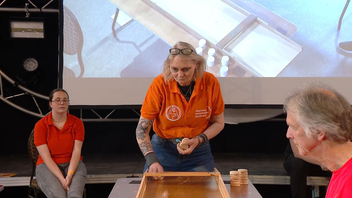 Elly Mensen grijpt wereldtitel sjoelen in eigen huis