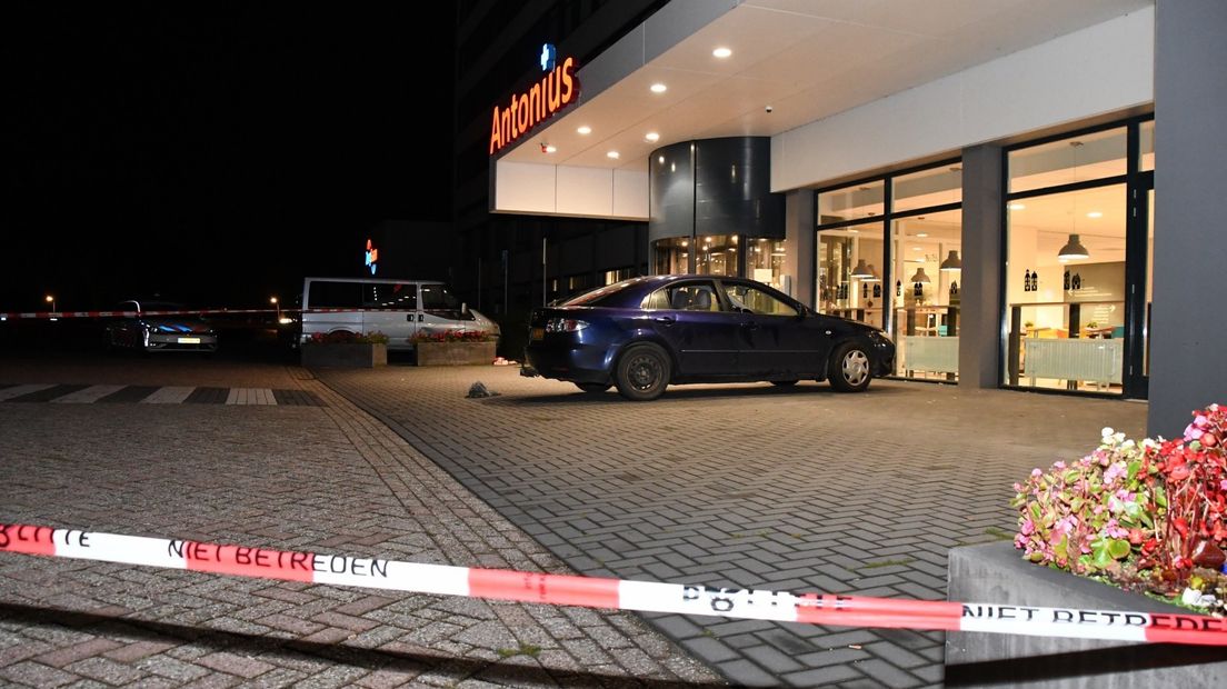 De auto waarmee de man van IJzendijke naar het ziekenhuis in Oostburg werd gebracht.