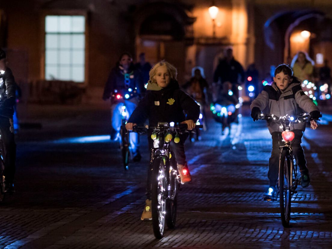 Fietslichtjesparade trekt door de stad: 'Wat in de kerstboom past, kan op de fiets'