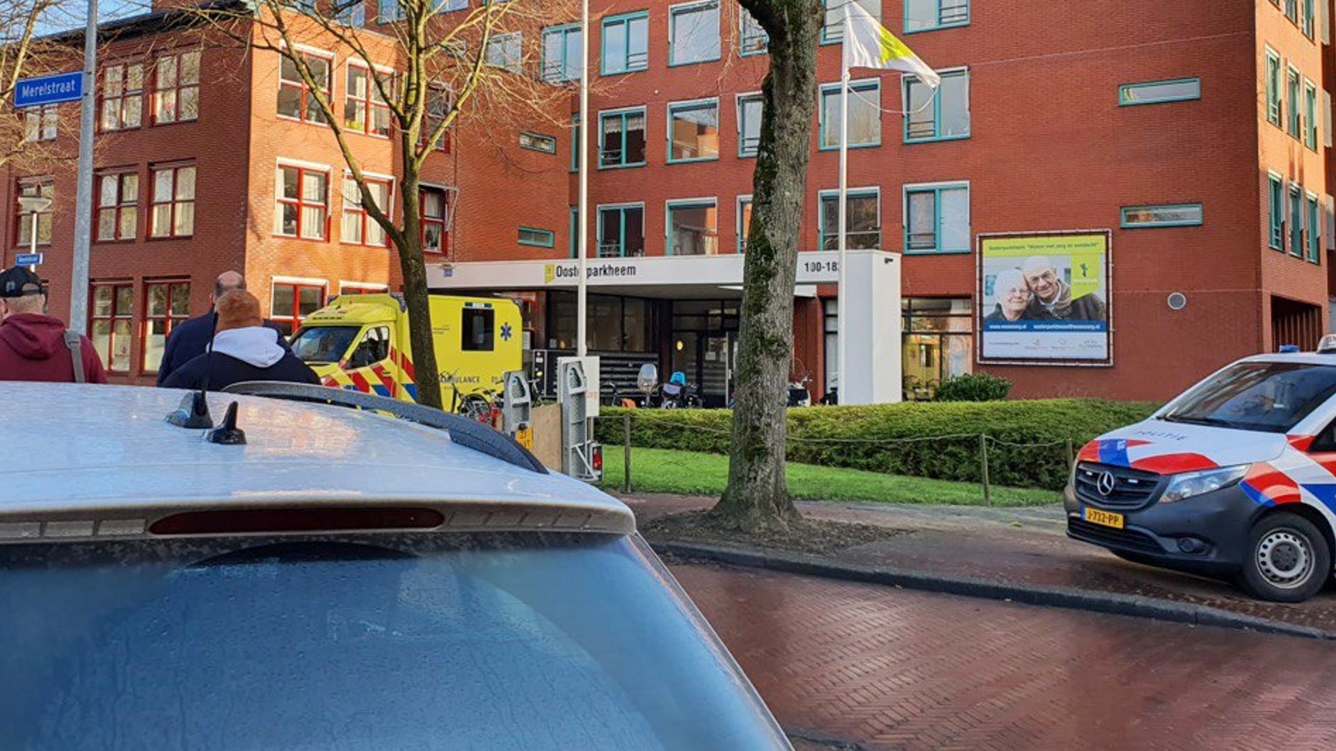 De ambulance bij de hoofdingang van De Oosterparkheem