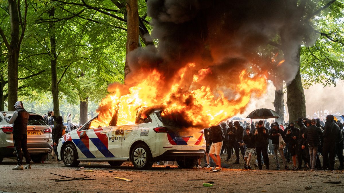 Man uit Raalte moet cel in voor vuurwerk in politieauto bij Malieveldrellen