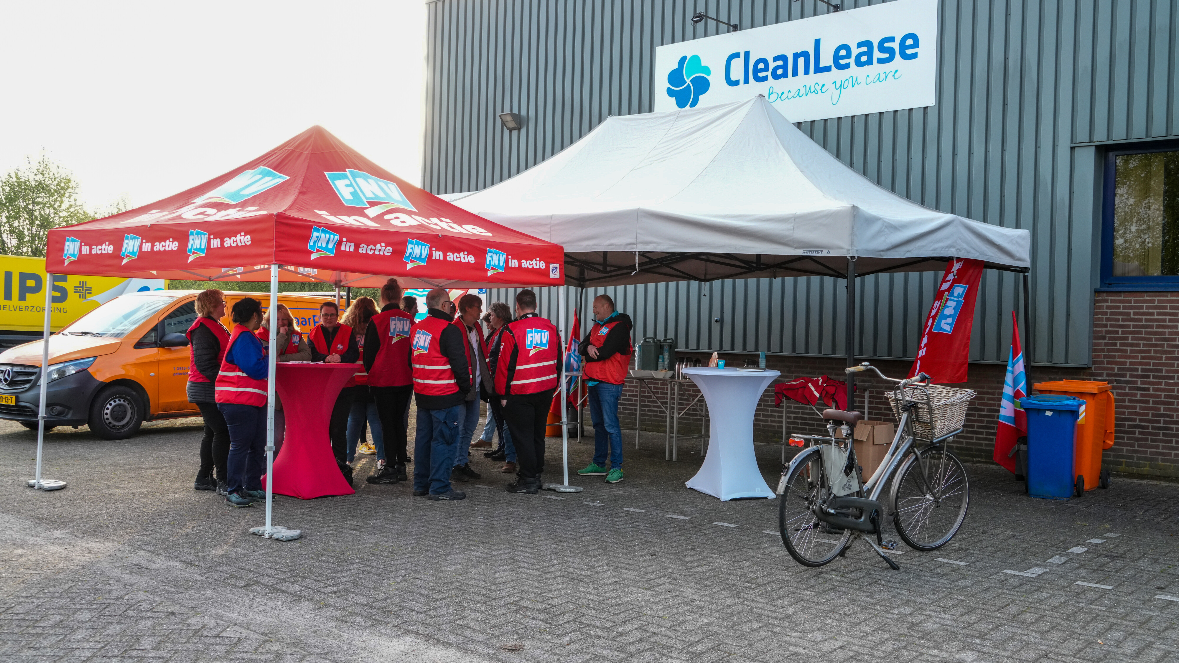 Rechter Veegt Kort Geding Wasserijen Van Tafel, Medewerkers CleanLease ...