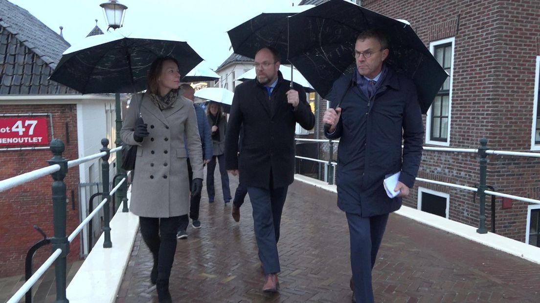 Minister Bruins Slot loopt samen met wethouder Eltjo Dijkhuis en burgemeester Henk Bolding op de Boog in Winsum